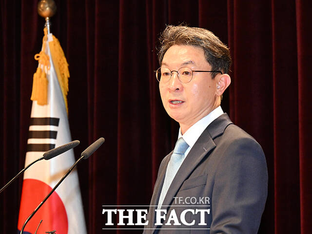 이억원 금융위원장이 취임 직후 상생금융 기조에 속도를 내는 가운데 장기연체 채무조정 프로그램(일명 배드뱅크)은 이달 말 출범이 유력하다. 사진은 이 위원장이 지난 15일 정부서울청사 별관에서 열린 취임식에 참석해 취임사를 하고 있다. /임영무 기자