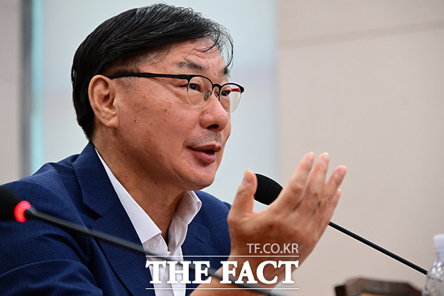 쌍방울 대북송금 사건 수사 과정에서 조사실로 외부 음식이 반입되거나 불법 접견을 검찰이 허용했다는 이른바 연어·술 파티 의혹에 대해 대검찰청이 인권침해 점검 TF를 구성해 감찰에 나서기로 했다. 이화영 전 경기도 평화부지사가 2일 오후 서울 여의도 국회 법제사법위원회에서 열린 박상용 수원지검 부부장검사에 대한 탄핵소추 사건 조사 관련 청문회에 증인 출석해 의원 질의에 답변하고 있다. /남윤호 기자