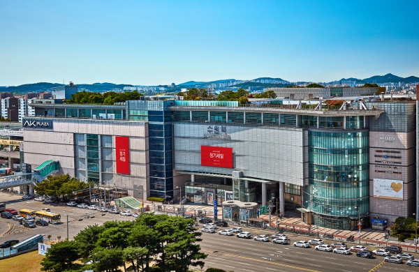 AK플라자 수원점이 오는 19일 AK 홍대 프로젝트를 새롭게 선보인다. /AK플라자