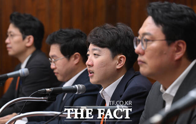 이준석 개혁신당 대표가 여권의 조희대 대법원장 사퇴 요구를 두고 유튜브의 음모론으로 대법원장을 몰아내려는 시도를 즉각 중단하라고 촉구했다. /이새롬 기자