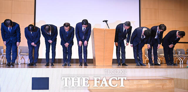 960만 여명의 회원을 보유한 롯데카드의 해킹 사고가 발생한 가운데, 조좌진 롯데카드 대표이사와 임원진이 18일 오후 서울 중구 부영태평빌딩에서 사이버 침해 사고에 대한 사과 및 고객 보호 조치 등과 관련해 사과하며 고개를 숙이고 있다. /이새롬 기자