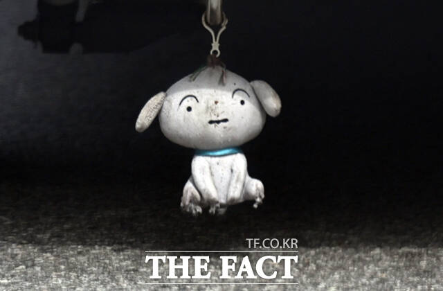 18일 서울 서초구 일대의 도로에서 한 승합차량 후미 하단에 대롱대롱 매달려 도로를 위를 아슬아슬 주행하는 흰 강아지 인형 키링이 눈길을 끌고 있다. /이새롬 기자