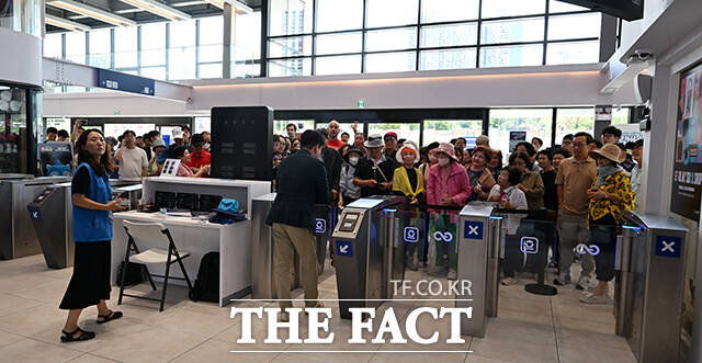 승선 대기하는 시민들로 선착장이 북적이고 있다.