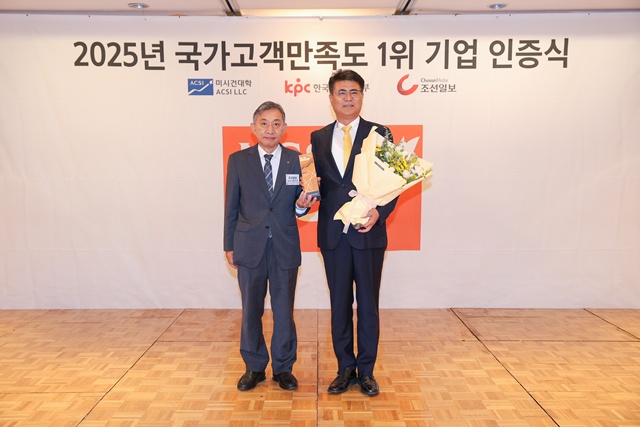 이신혁 오뚜기라면 사장(오른쪽)이 조선일보 홍준호 대표이사와 기념 촬영을 하고 있다. /오뚜기