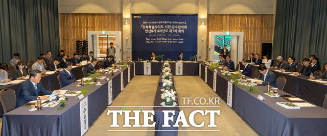 18일 전북 고창군 상하면 상하농원에서 열린 전북시장·군수협의회 민선8기 4차년도 제1차 회의에 참석한 14개 시장·군수들이 새만금 국제공항 정상 추진을 강력히 촉구하는 결의문과 관련해 안건 토의를 하고 있다. /전북시장·군수협의회