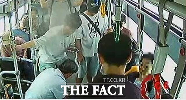 지난 6일 삼안여객 소속 시내버스 승무원 최수일 씨(57)가 시내버스 안에서 의식을 잃고 쓰러진 70대 남성에게 심폐소생술을 시행하고 있다./천안시