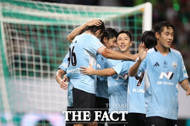 공수의 완벽 조화로 우승을 향해 직진하고 있는 전북현대 선수들./K리그