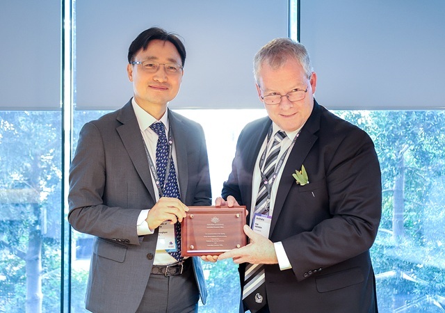 임광현 국세청장(왼쪽)과 호주 롭 헤퍼런(Rob Heferen) 국세청장이 제54차 아시아·태평양 국세청장회의(SGATAR) 계기 양자회의를 하고 양국 간 징수공조 양해각서를 체결한 두 기념촬영을 하고 있다. /국세청