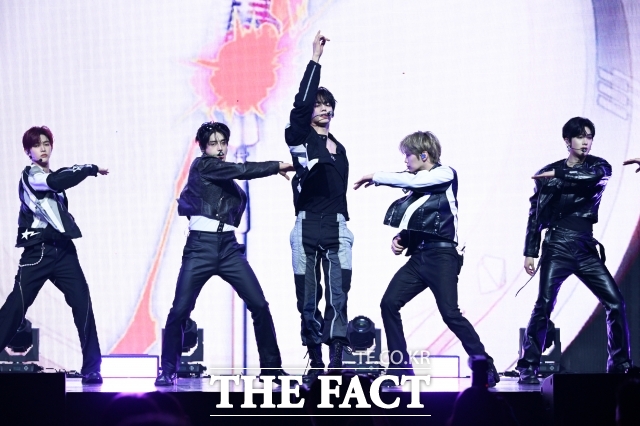 제로베이스원(ZEROBASEONE)은 정규 1집 네버 세이 네버으로 이번주 빌보드 메인 앨범 차트인 빌보드 200 자체 최고 순위를 갈아치웠다. /서예원 기자