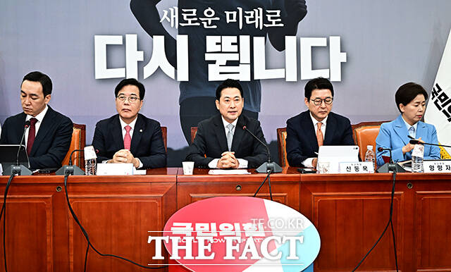 국민의힘의 장외 투쟁을 두고 지금은 때가 아니다라는 당내 의견도 나온다. 사진은 장동혁 국민의힘 대표가 18일 오전 서울 여의도 국회에서 열린 최고위원회의에 참석해 모두발언을 하고 있는 모습. /배정한 기자