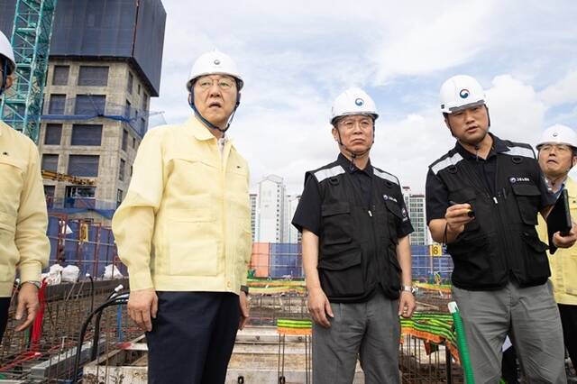 김윤덕 국토교통부 장관이 18일 건설업계도 현장이 다시 활력을 찾을 수 있도록 불법하도급이라는 잘못된 관행을 과감히 끊어내고, 스스로 자정 노력을 이어가 달라고 당부했다. /국토교통부