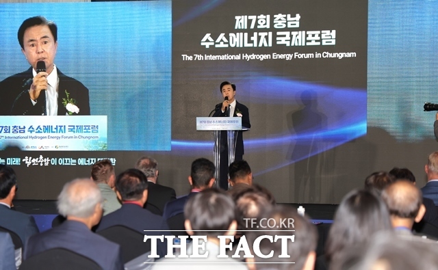 18일 서산 베니키아 호텔에서 열린 제7회 수소에너지 국제포럼에서 서해안 수소산업 벨트 구축 본격 추진을 선언하고 있다. /충남도