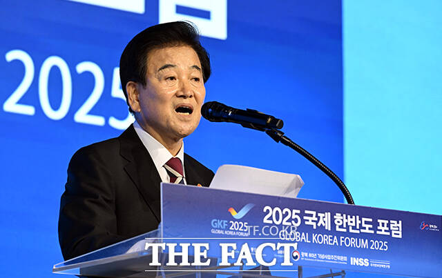 정동영 통일부 장관은 18일 오전 서울 종로구 포시즌스 호텔 서울에서 열린 2025 국제 한반도 포럼(GFK) 개회사를 통해 북한의 적대적 두 국가론을 평화적 두 국가로 전환하는 것이 이재명 정부 대북 정책의 핵심이라고 밝혔다. /종로=임영무 기자