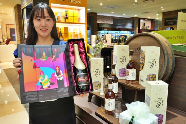 롯데백화점이 위스키 수집가들의 소장 욕구를 자극하는 특별한 제품을 올해 추석 단독으로 선보인다. /롯데백화점