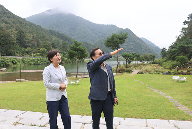 송미령 농림축산식품부 장관이 18일 전북 완주 소양면에 위치한 오성한옥마을을 둘러보고 있다./농식품부