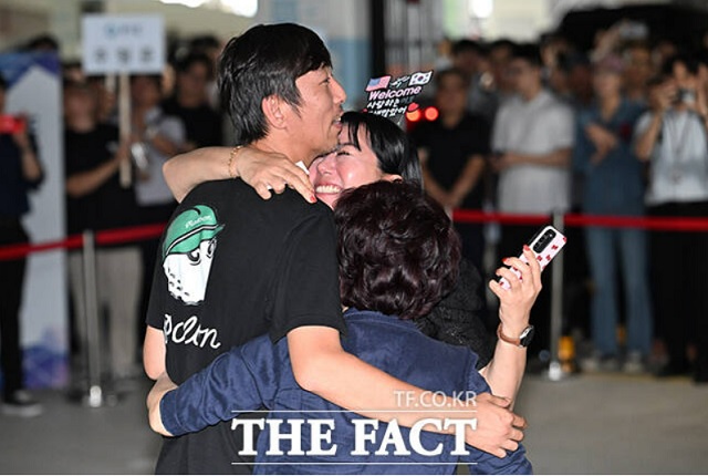 미국 조지아주 현대차그룹-LG에너지솔루션 배터리 합작 공장 건설 현장에서 구금됐다가 석방된 한국인 노동자들이 지난 12일 오후 인천국제공항을 통해 귀국해 가족들과 인사를 나누고 있다. /인천국제공항=박헌우 기자