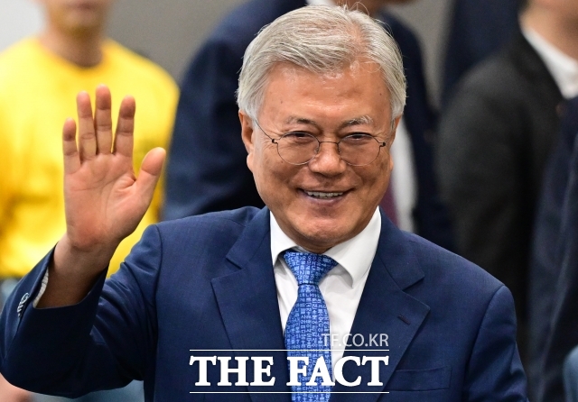 문재인 전 대통령은 9·19 평양공동선언 7주년을 맞아 윤석열 정부의 대북정책을 강하게 비판하며 군사합의 복원을 촉구하며 남북군사합의 복원은 한반도 상황을 안정으로 관리하고, 남북관계를 개선하는 출발점이 될 것이라고 18일 밝혔다. /남윤호 기자