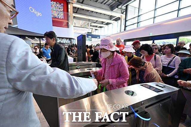 승선하는 승객들.