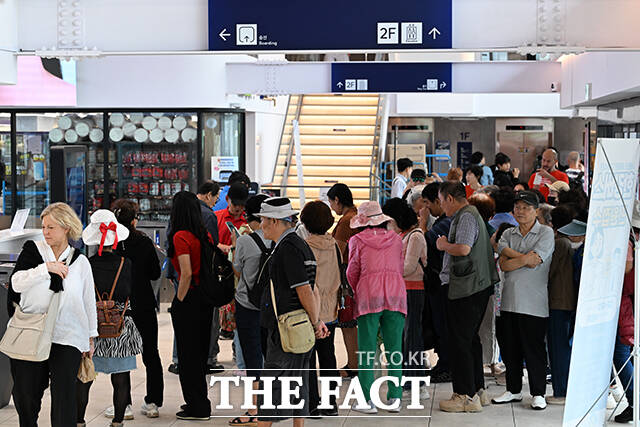 한강버스 운항 첫날인 18일 오전 서울 영등포구 여의도 선착장에서 승객들이 승선을 대기하고 있다. /서예원 기자