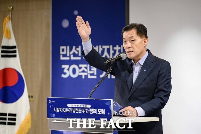 이재준 수원시장이 지방자치분권 발전을 위한 정책포럼에서 발언하고 있다. /수원시