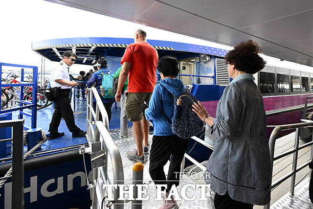 승객들은 빈 자리만큼 탑승할 수 있다. 이날 여의도 선착장에서 탑승한 인원은 40명이다.