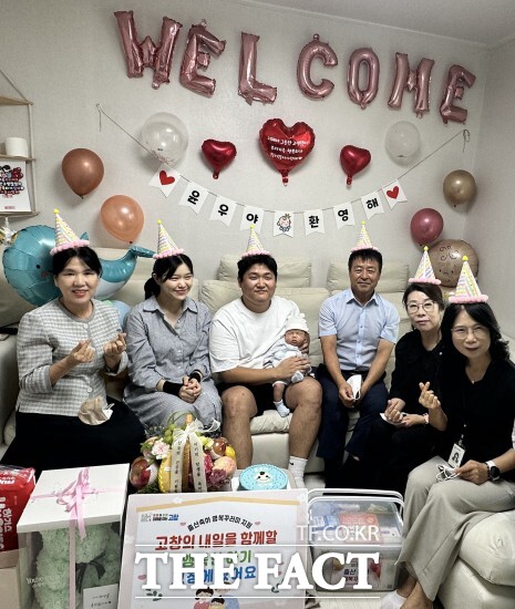 고창군이 지난 17일 올해 100번째 출산가정의 주인공인 심원면 조경식·홍지혜 부부의 가정을 방문해 아기의 탄생을 축하했다. / 고창군