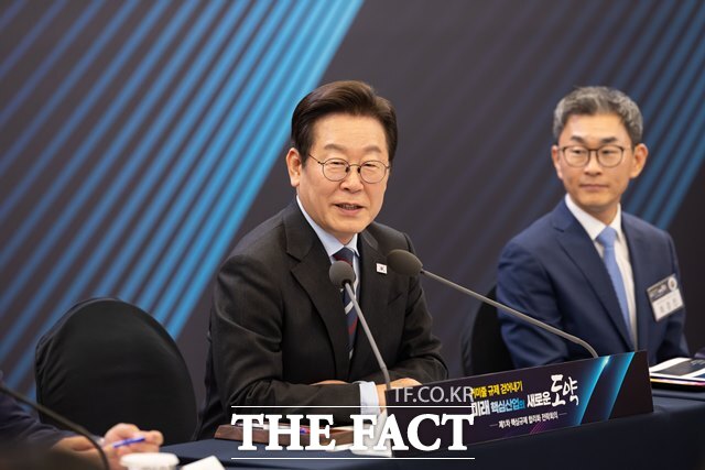 이재명 대통령은 18일 증권업계 간담회에서 국장 복귀는 지능 순이라는 말이 생겨날 수 있도록 만들어야 한다며 주식시장 활성화를 다시 한 번 강조했다. 이 대통령이 15일 오후 한국과학기술연구원(KIST) 컨벤션홀에서 열린 제1차 핵심규제 합리화 전략회의에서 발언하고 있다. /대통령실