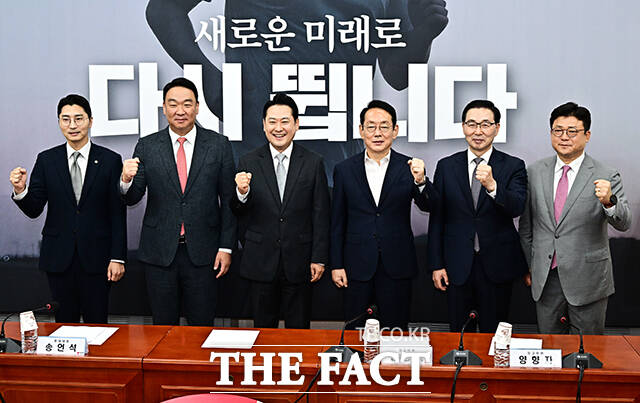 박준태 당대표 비서실장과 정희용 사무총장, 장동혁 대표, 김도읍 정책위의장, 서천호 전략기획부총장, 강명구 조직부총장(왼쪽)이 18일 오전 서울 여의도 국회에서 주요당직자 임명장 시상식을 마친 뒤 기념사진 촬영을 하고 있다. /국회=배정한 기자