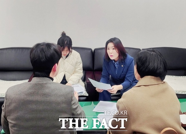 대전 서구의회는 18일 열린 제292회 임시회 제2차 본회의에서 최지연 의원이 발의한 대전시 서구 주차장 설치 및 관리 조례 일부개정조례안을 통과시켜 공영주차장 주차요금 감경대상을 확대하고 순찰차 전용주차구획 설치 근거를 신설했다. 사진은 최지연 의원이 대전 서부경찰서 관계자들과 간담회를 진행하고 있는 모습 /의원실