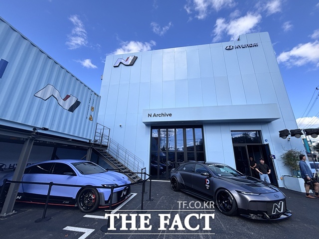 현대차가 경기 의왕시에 개소한 ‘N 아카이브’ 전경. 전시장 앞에는 아이오닉 6 N 롤링랩과 아이오닉 6 N이 나란히 전시됐다. /황지향 기자