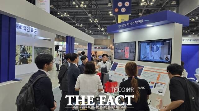 19일 이너트론 관계자가 참관자들에게 혁신 제품인 불법 촬영 카메라 탐지기 인 ISD-S23 시스템에 대해 설명하고 있다. /이너트론