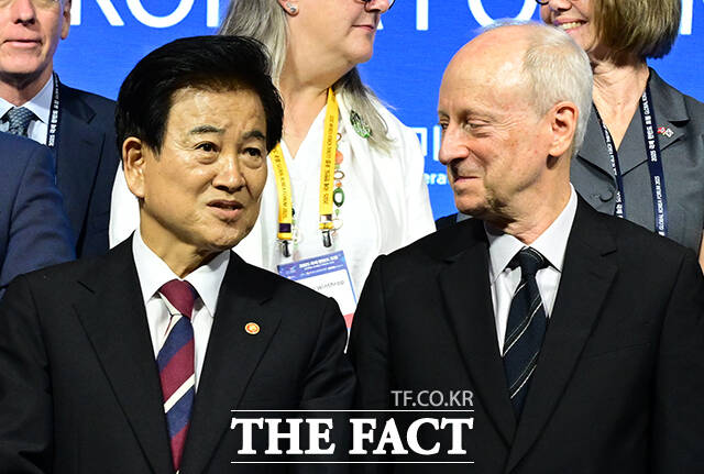 정의란 무엇인가의 저자 마이클 샌델 미국 하버드대 교수는 18일 2025 국제 한반도 포럼(GFK) 기조연설에서 남북 평화 공존의 대전제가 한국 민주주의 내 양극화 해소라고 진단했다. 사진은 이날 행사에 참석한 정동영 통일부 장관(왼쪽)과 샌델 교수가 대화하는 모습. /종로=임영무 기자