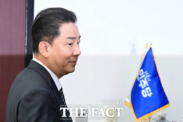 더불어민주당이 18일 3대 특검 종합대응특별위원회에서 이날 발의를 예고한 내란·국정농단 전담재판부 설치법과 관련해 당론 발의는 아니다라고 선을 그었다. 사진은 김병기 원내대표./남윤호 기자