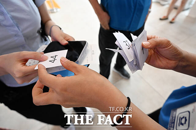 운항 첫날 몰린 인파로 탑승 순서가 적힌 번호표를 시민들에게 배부했다.