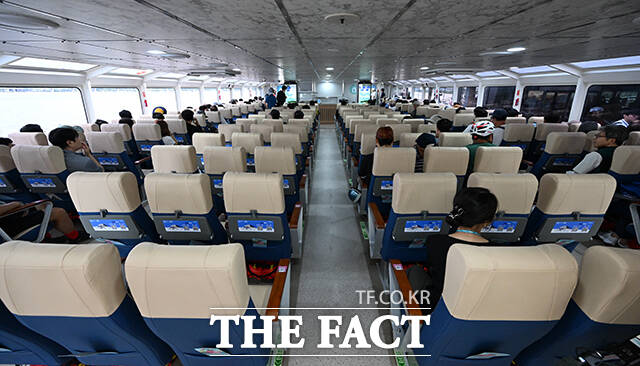 여의도 선착장에 정박한 한강버스에 승객들이 탑승해 있다.