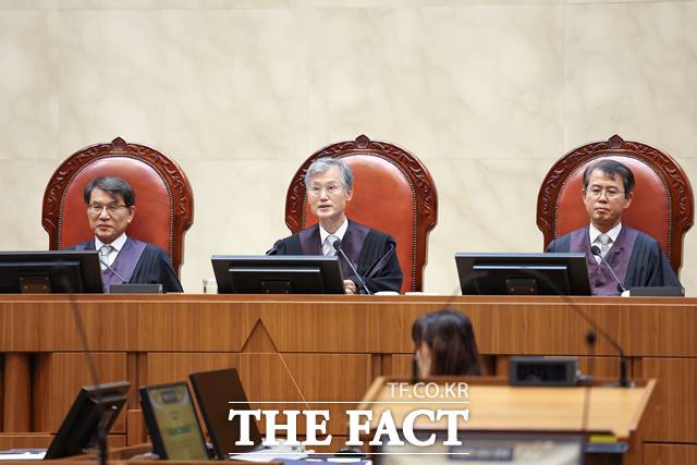 대법원 전원합의체(주심 권영준 대법관)는 18일 국내 반도체 제조회사 A 사가 이천세무서장을 상대로 낸 경정거부처분 취소 소송에서 국내 미등록 특허권 사용료가 국내원천소득에 해당하지 않는다고 본 원심 판결을 파기환송했다./대법원