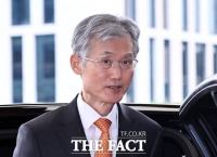  여당의 사퇴 압박 속 출근하는 조희대 대법원장 [TF사진관]