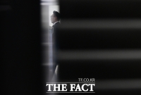  경찰, '주식 차명거래 의혹' 이춘석 의원실 2차 압수수색 [TF사진관]