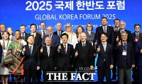  국제 한번도 포럼 참석자들과 기념촬영하는 정동영 장관 [포토]
