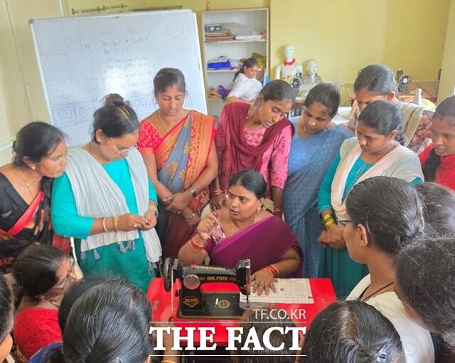 LG화학의 인도 생산법인인 LG폴리머스가 지역사회 발전을 위한 사회적 책임(CSR) 활동에 박차를 가한다. 마을 주민들이 LG폴리머스 재단의 재봉 직업교육 훈련에 참가하고 있다. /LG화학