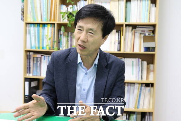성광진 대전교육연구소장이 18일 <더팩트>와 인터뷰하고 있다. /정예준 기자