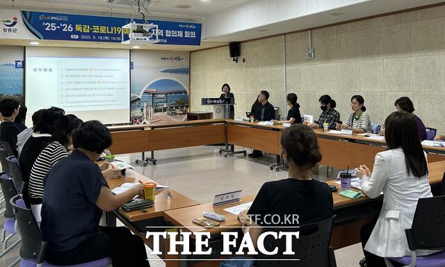 장흥군이 2025~2026절기 독감·코로나19 예방접종 지역 협의체 회의를 실시하고 있다./장흥군