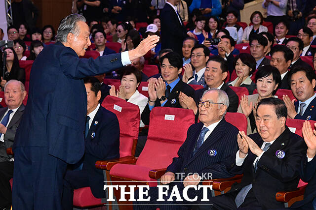 참석자들에게 인사하는 권노갑 이사장.