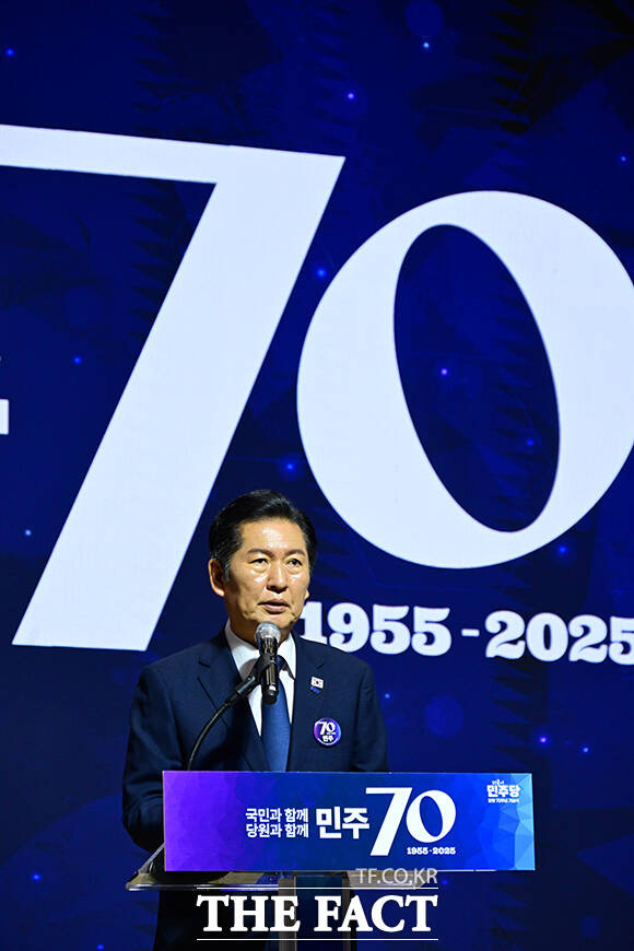 인사말하는 정청래 대표.