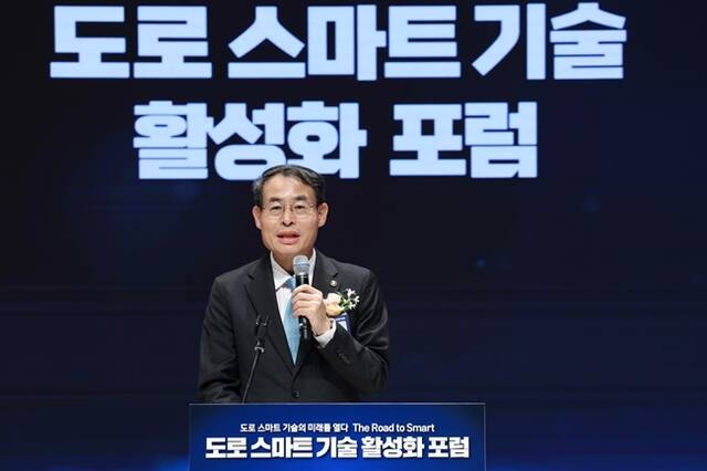 강희업 국토부 제2차관이 19일 도로분야 스마트기술 활성화 포럼에 참석해 발언을 하고 있다. /국토교통부