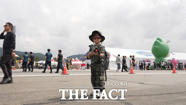 한 어린이가 2025 계룡軍문화축제에 참여해 군복을 입고 체험활동을 하고 있다. /계룡시