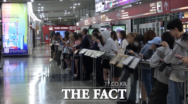 빛의 도시 마카오가 글로벌 K-POP 스타들이 참여하는 2025 TMA 개최로 더 빛나기 시작했다. 2025 TMA에 출연하는 아티스트들을 보기 위해 19일 마카오 국제공항에 모여든 팬들./마카오=김민지 기자