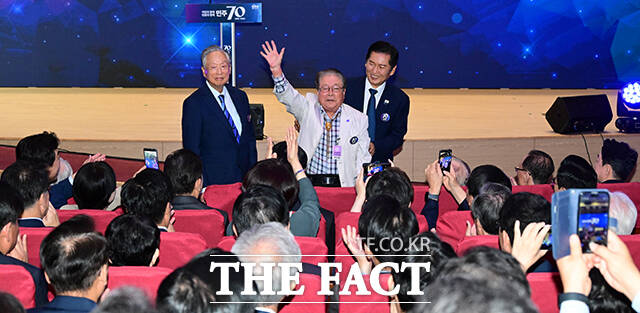 권노갑 김대중재단 이사장, 송춘한 창당70주년기념사업추진 공동위원장, 정청래 더불어민주당 대표(왼쪽부터)가 인사하고 있다