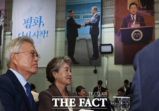 문재인 전 대통령 부부과 김정숙 여사가 축사를 듣고 있다. /국회사진기자단