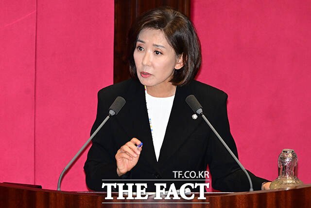 나경원 국민의힘 의원이 18일 오후 서울 여의도 국회에서 열린 교육·사회·문화 분야 대정부질문에 질의하는 모습. /남윤호 기자